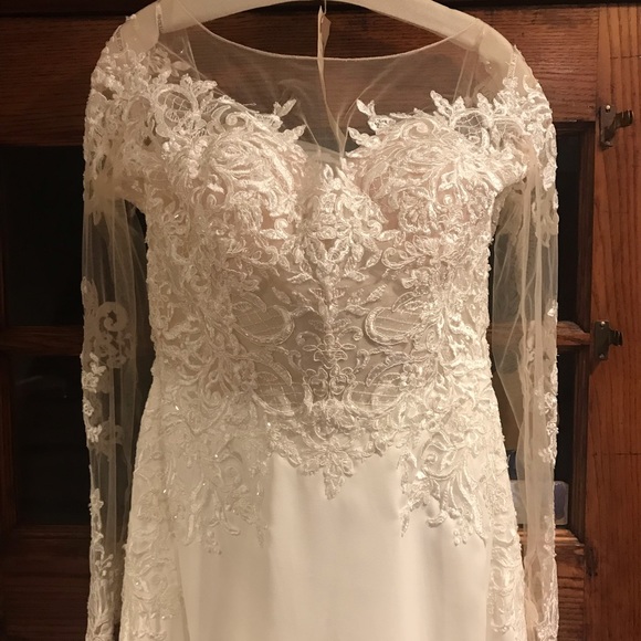 Never Worn Unaltered Wedding Gown - Picture 6 of 8